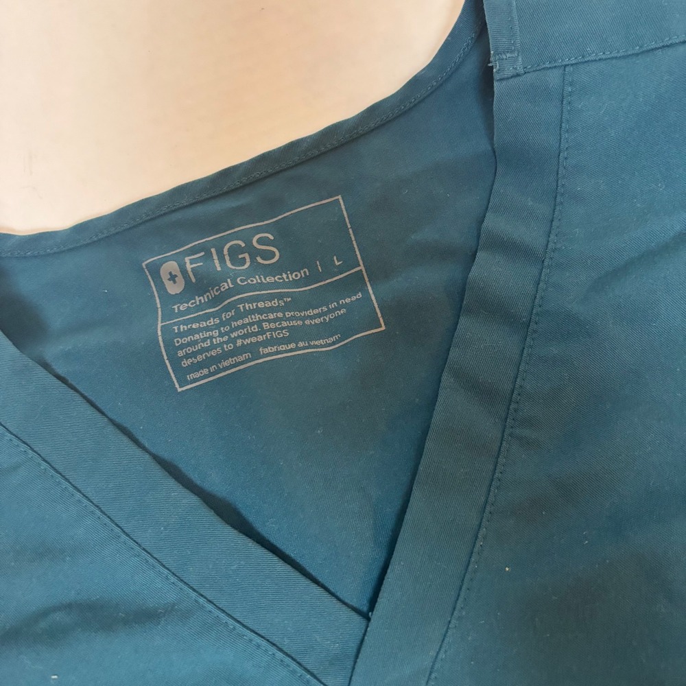 Figs Casma One-Pocket Scrub Top Teal Womens LTechnical Collection scrubs - Picture 4 of 12